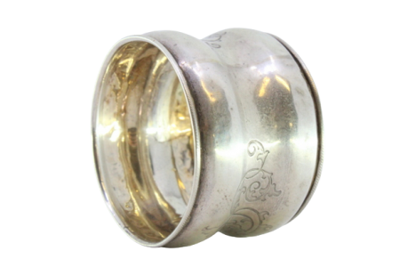  Argola de guardanapo em prata com gravados envolvendo cartela para monograma.